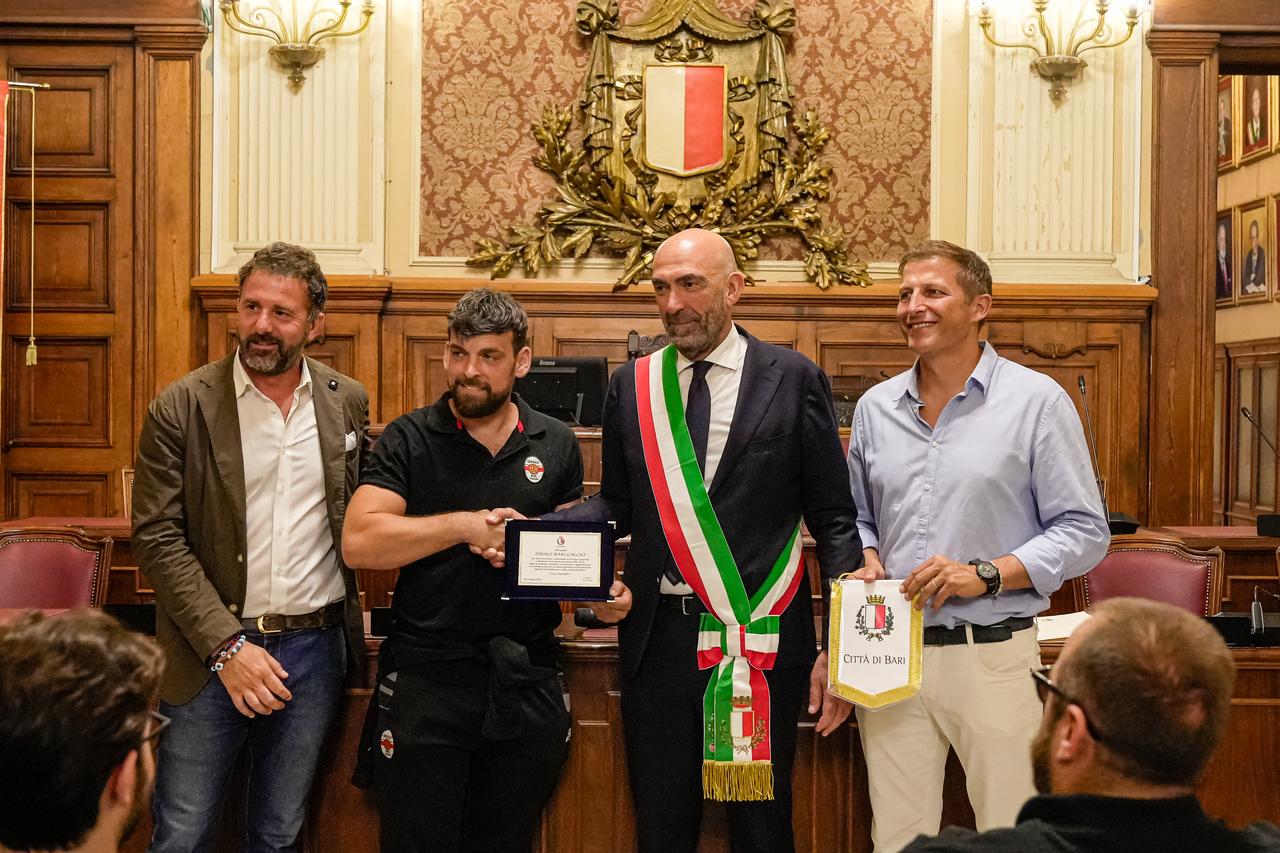 L'IDEALE BARI PREMIATO IN COMUNE PER IL CAMPIONATO VINTO