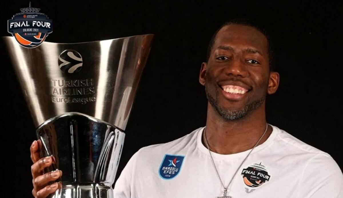 Dunston con la coppa che ha alzato due volte