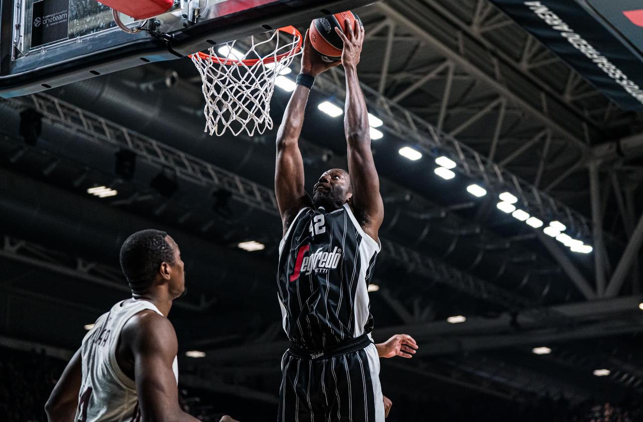 Dunston schiaccia in maglia Virtus