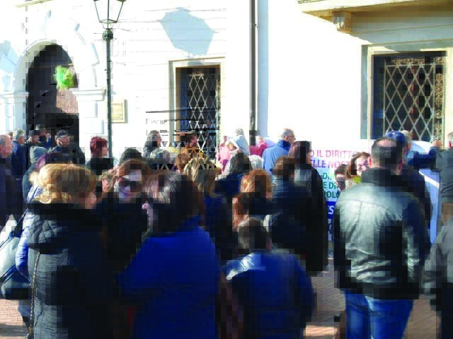 Una protesta dei cittadini per i disservizi idrici davanti all'entrata del Comune