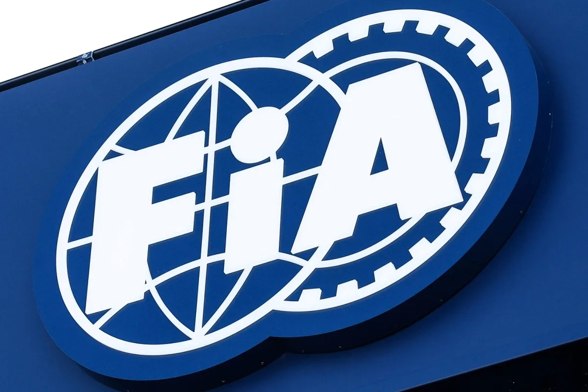 Il logo della FIA campeggia del paddock della Formula 1