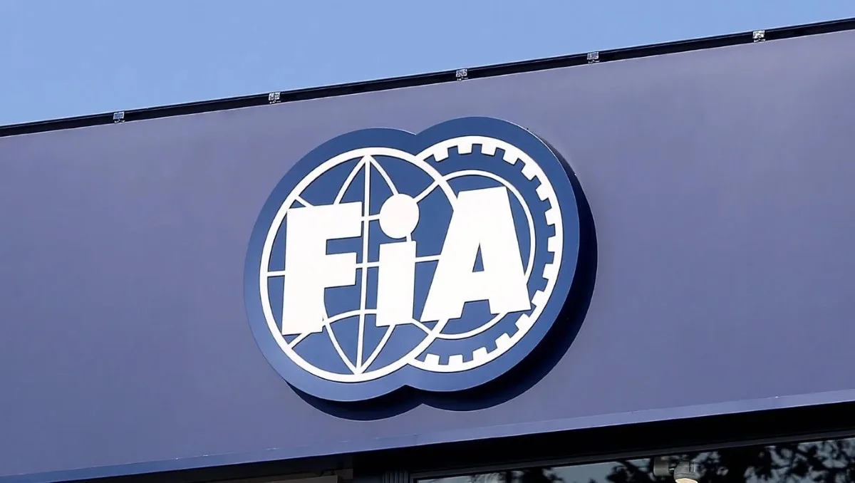 Il logo della FIA campeggia sul motorhome