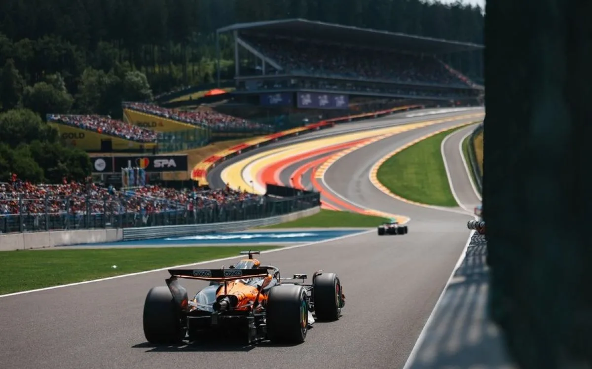 La McLaren approccia l'Eau Rouge - Gp Belgio 2025