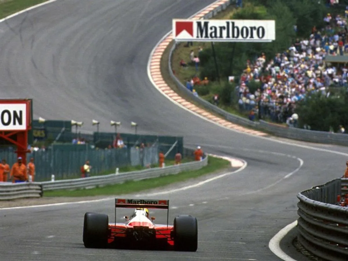 Ayrton Senna, all'Eau Rouge, con la McLaren MP4/4 durante il Gran Premio del Belgio del 1988.