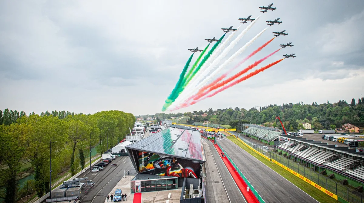 Le Frecce Tricolori volano sul rettilineo dell'autodromo Enzo e Dino Ferrari di Imola