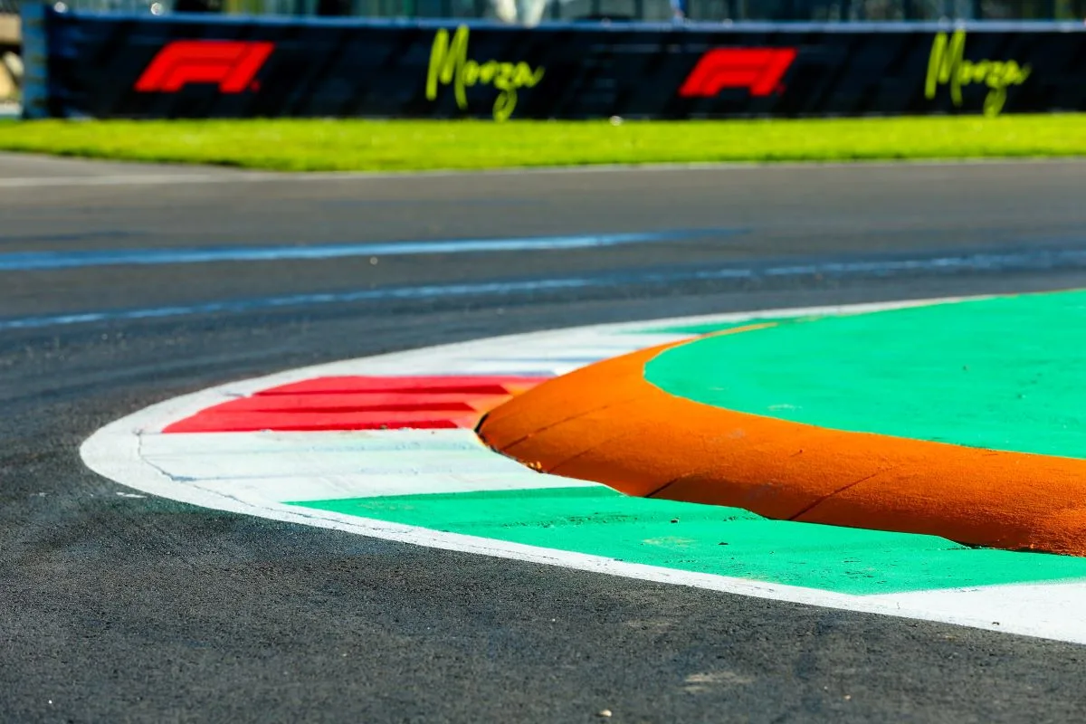 Dettaglio di un cordolo del circuito di Monza
