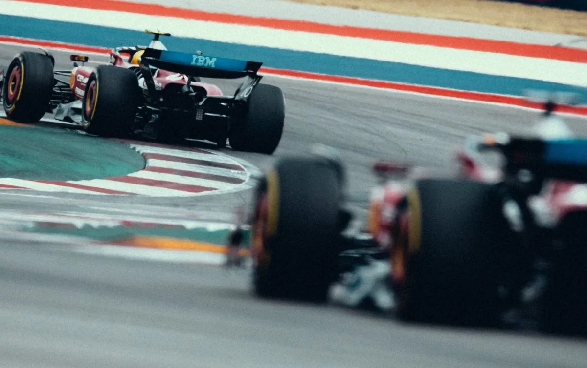 Lewis Hamilton precede Charles Leclerc durante la Sprint Race del Gp di Austin 2025