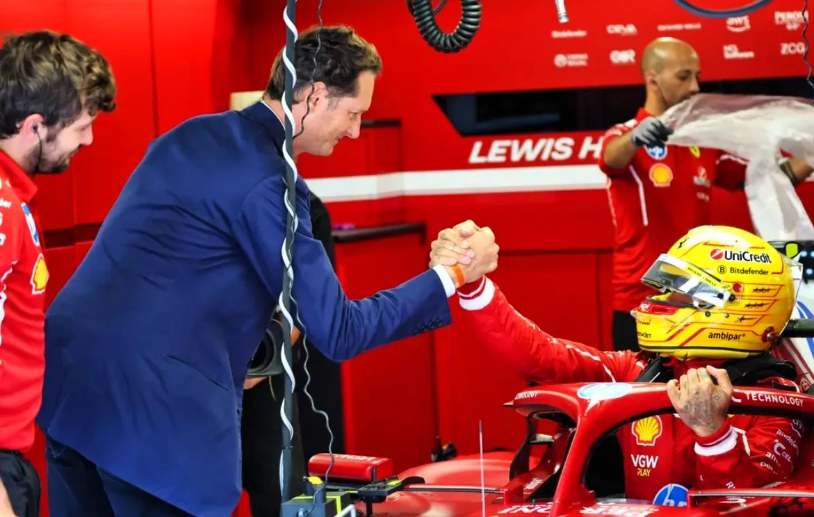 Stretta di mano tra il presidente della Ferrari, John Elkann, e Lewis Hamilton