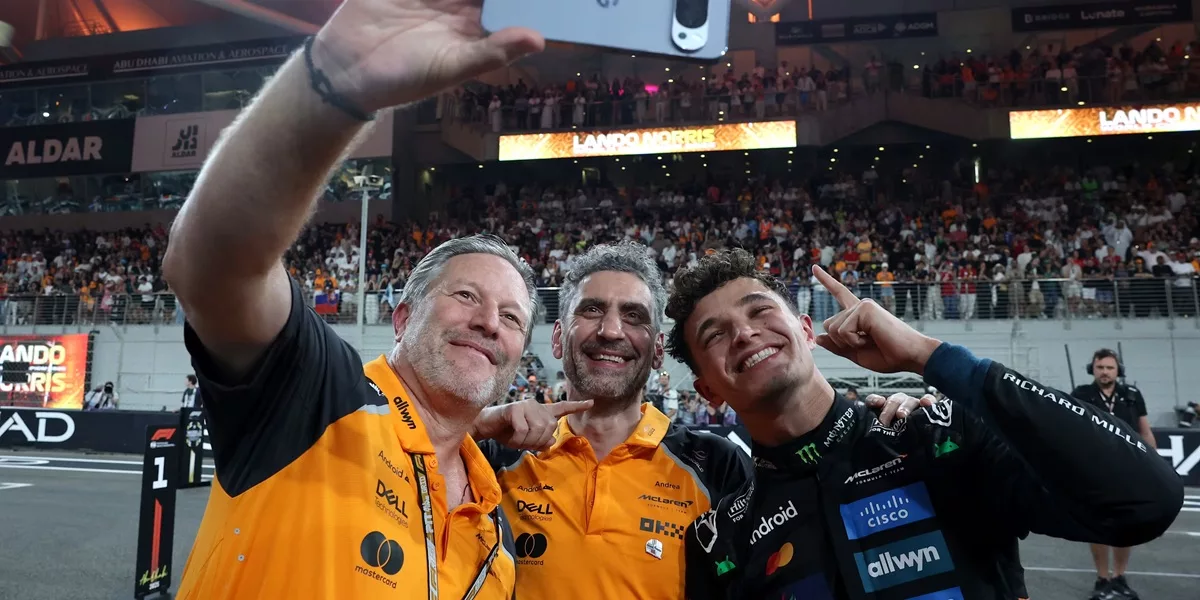Il CEO Zak Brown e il team principal della McLaren, Andrea Stella, mentre scattano un selfie con Lando Norris