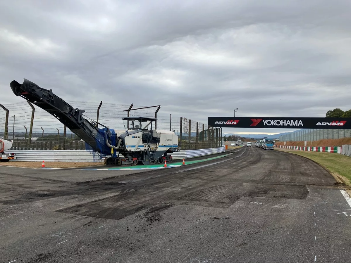Le macchine operatrici che raschiano il vecchio asfalto di Suzuka.