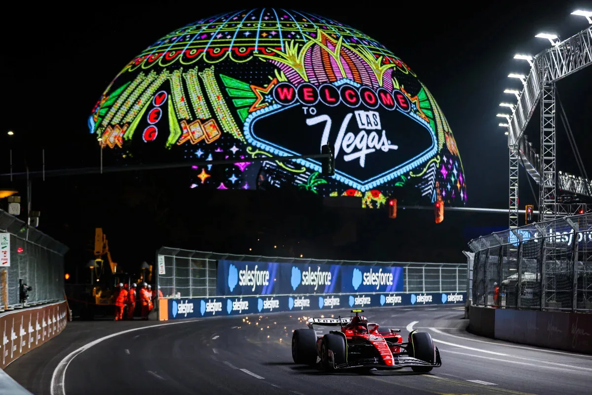 La Ferrari di Carlos Sainz che sfreccia a Las Vegas.