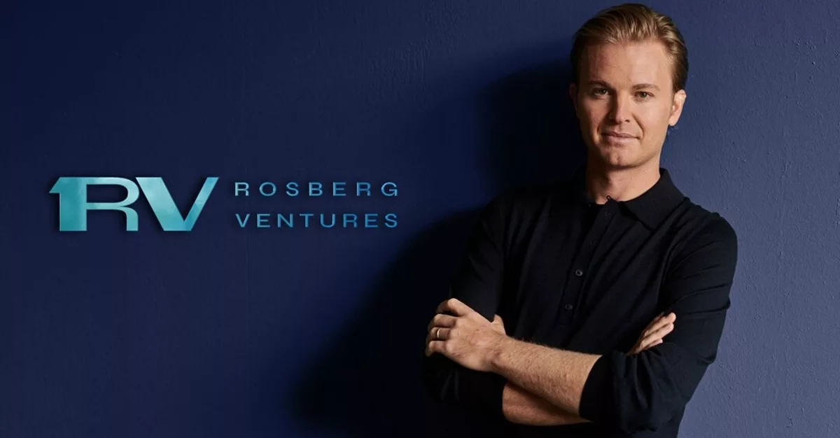 Nico Rosberg accanto al logo del suo fondo d'investimenti: la Rosberg Ventures