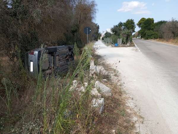 Con l'auto contro un muretto e poi fuori strada, sotto un ulivo ...