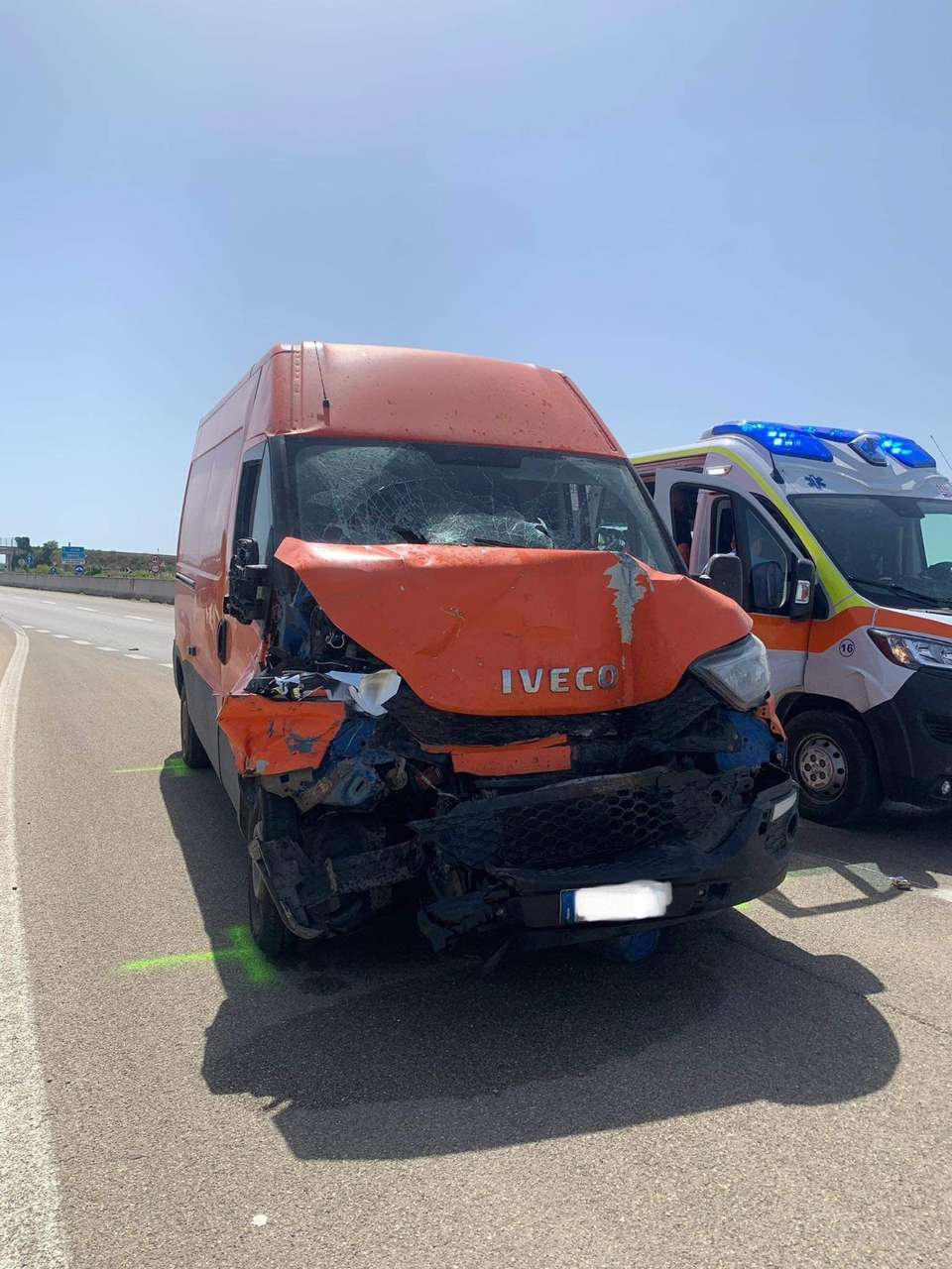 Scontro tra furgone e autocarro, muore un uomo
