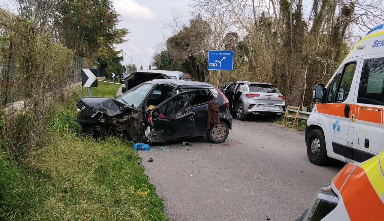 Scontro fra due auto e un furgoncino lungo la circonvallazione: morto ...