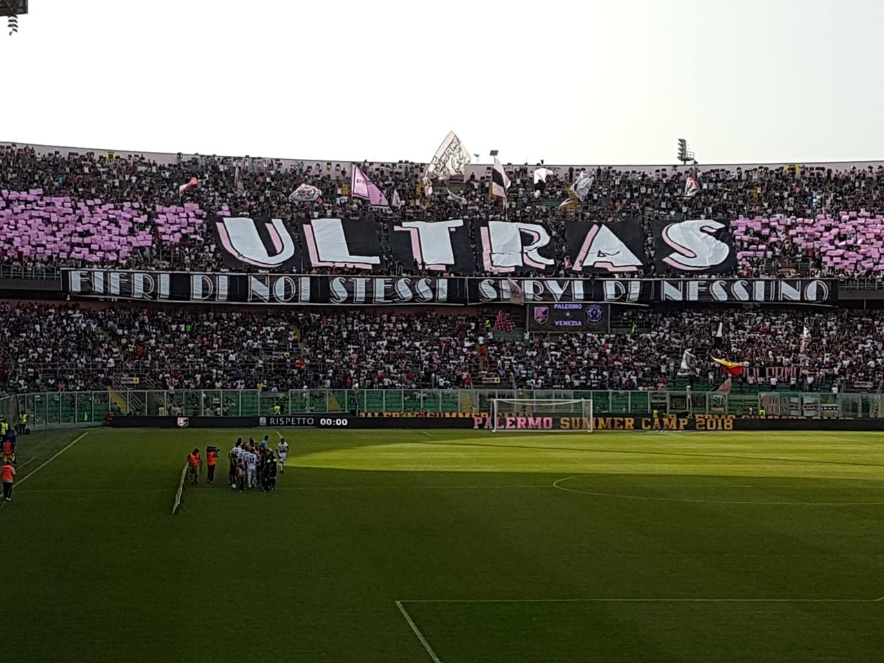 Curva del Palermo in occasione della semifinale play-off contro il Venezia