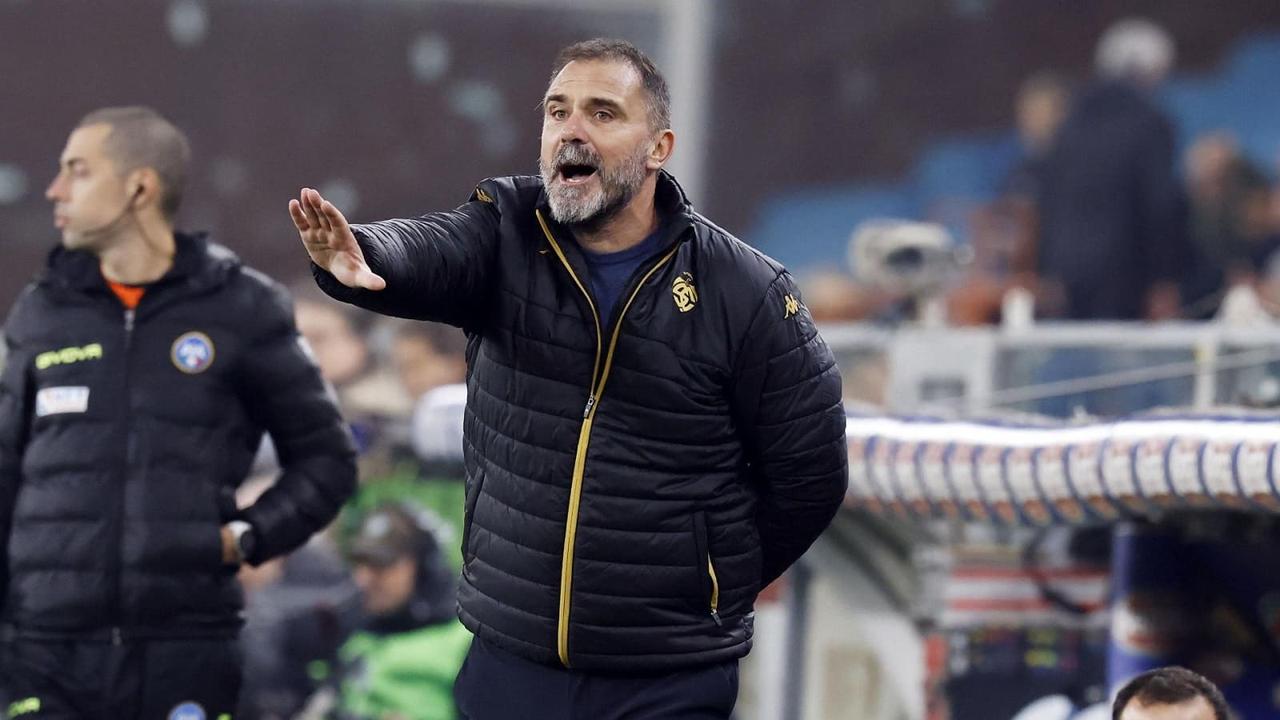 D'Angelo in azione sulla panchina dello Spezia