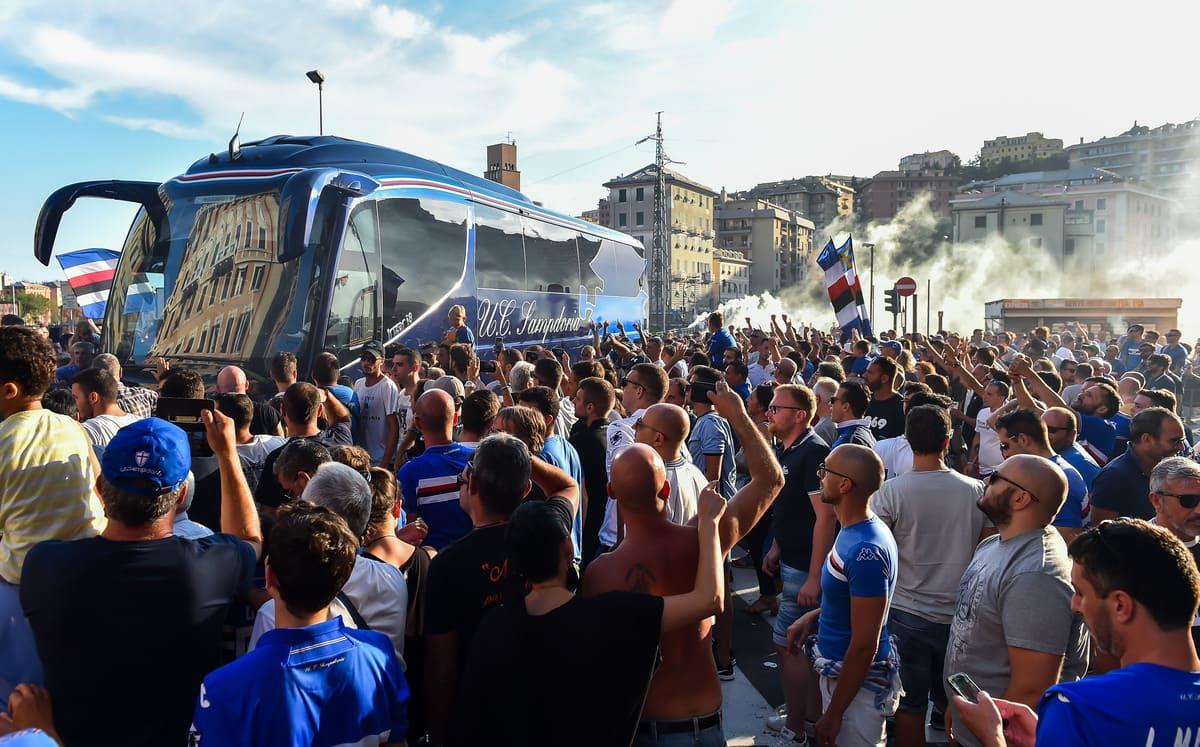 Tifosi della Sampdoria accolgono il bus della propria squadra