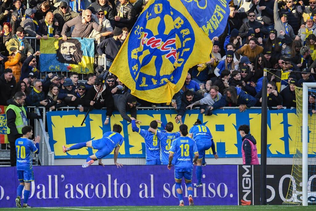 I giocatori della Carrarese festeggiano con i propri tifosi