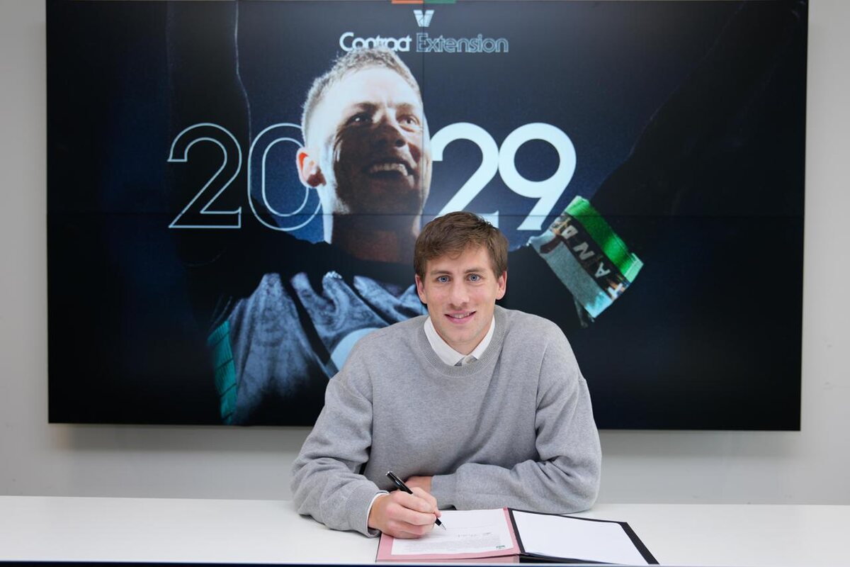 Michael Svoboda, difensore del Venezia, firma il rinnovo del contratto