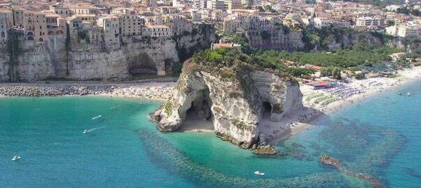 https://slyvi-hosting.slyvi.it/teampages/3554808936193/images/imported/photogallery_new/images/2015/02/tropea-panorama-jpg-311479.jpg
