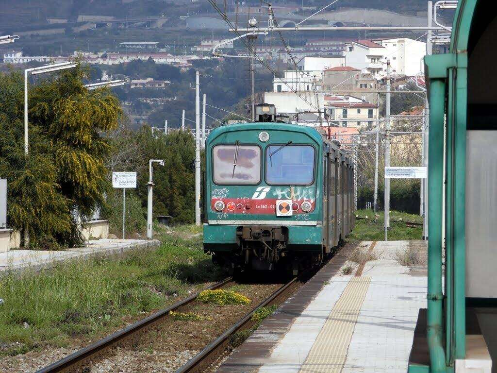 https://slyvi-hosting.slyvi.it/teampages/3554808936193/images/imported/photogallery_new/images/2015/05/treno-regionale-jpg-289811.jpg