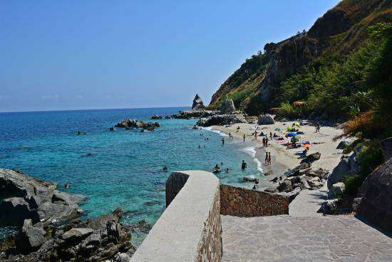 https://slyvi-hosting.slyvi.it/teampages/3554808936193/images/imported/photogallery_new/images/2016/07/spiaggia-di-michelino-jpg-282133.jpg