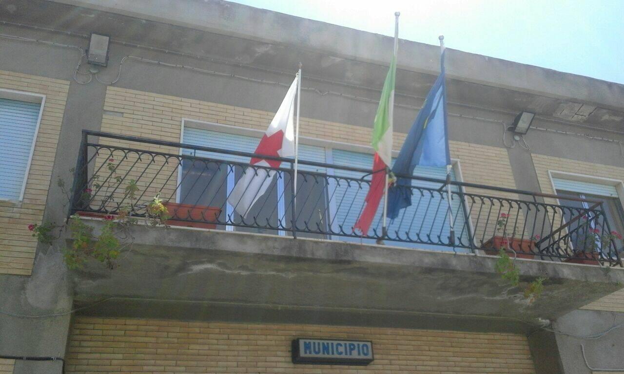 https://slyvi-hosting.slyvi.it/teampages/3554808936193/images/imported/photogallery_new/images/2018/01/bandiera-croce-rossa-al-comune-di-briatico-jpg-252637.jpg