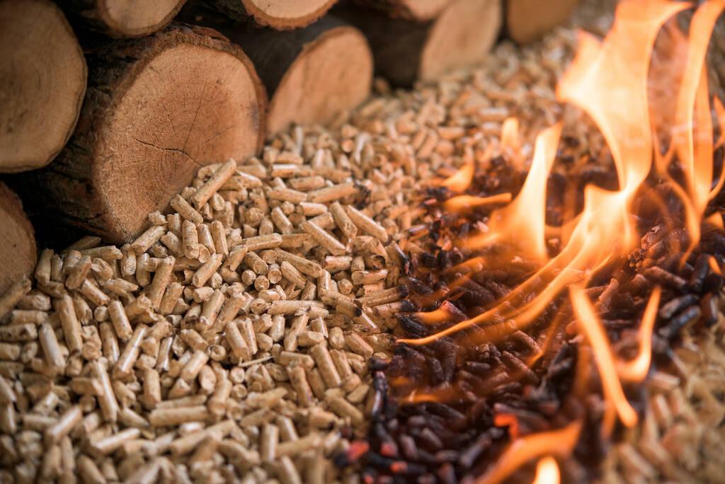 https://slyvi-hosting.slyvi.it/teampages/3554808936193/images/imported/photogallery_new/images/2020/04/pile-of-burning-beech-pellets-and-wood-heating-403856.jpg