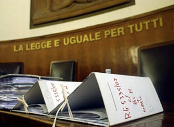 https://slyvi-hosting.slyvi.it/teampages/3554808936193/images/imported/photogallery_new/images/2020/06/aula-tribunale-carte-documenti-413219.jpg