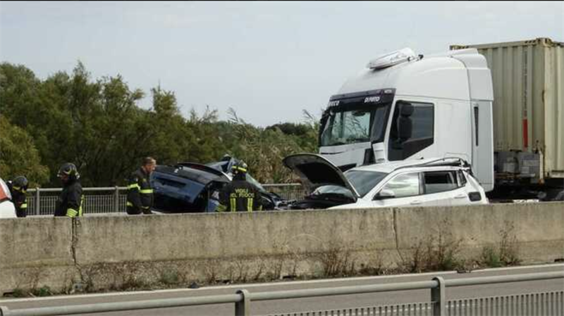 Tir travolge auto in coda, due morti e un ferito sulla Brindisi-Bari