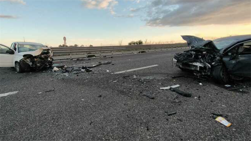 Scontro frontale, un morto e un ferito nel Salento