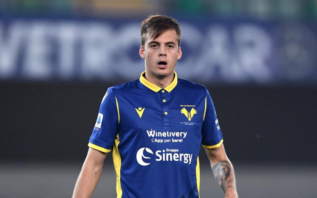 Ilic con la maglia del Verona