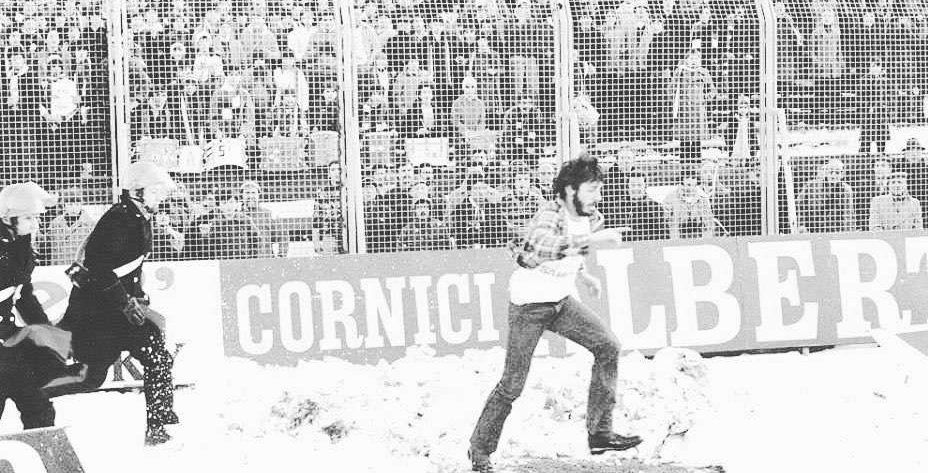 7 gennaio 1979, Stadio Luigi Ferraris di Genova: l'ultras sampdoriano Vincenzo Tirotta, inseguito dalla polizia, invade il campo innevato durante Sampdoria-Monza. Il discusso match si chiuderà sull'1-1. - Fonte: "Altro Calcio Anni '80-'90" (Facebook)