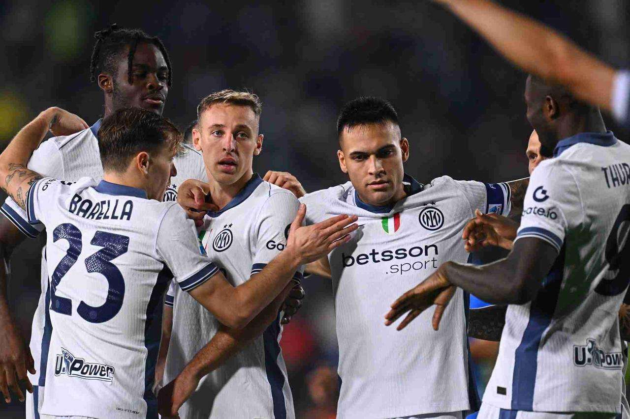 Davide Frattesi celebrates with Inter teammates (@Inter).