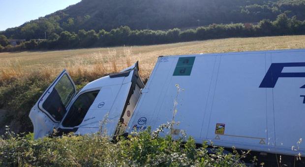 Tir finisce nella scarpata