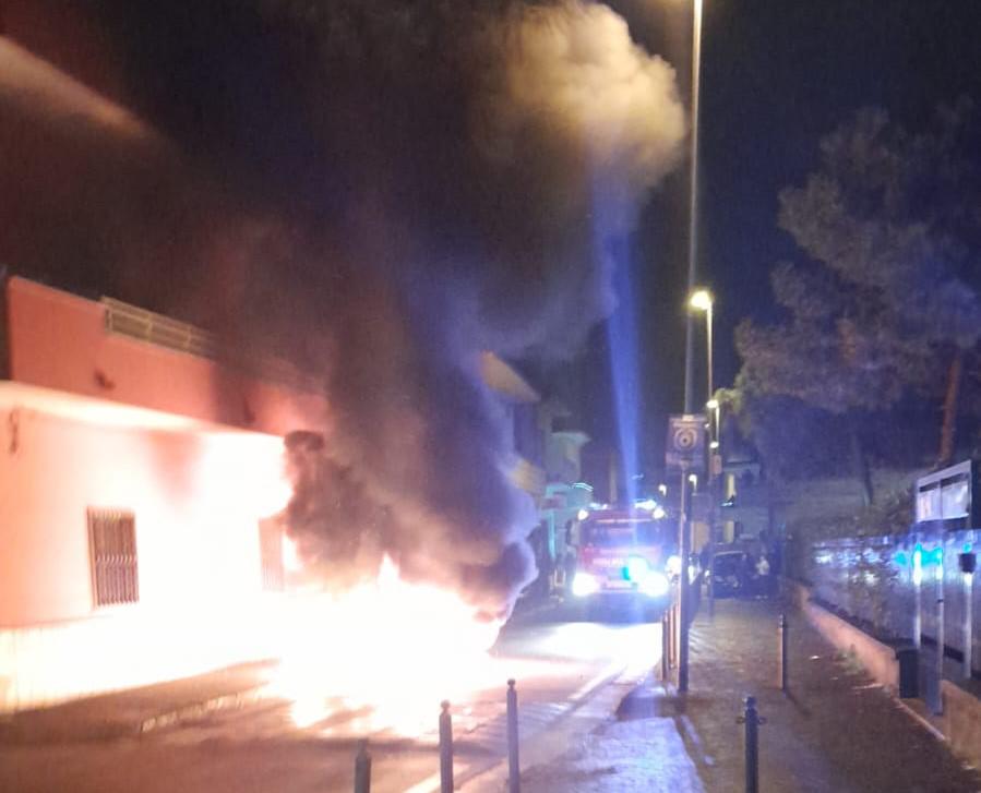 Hape Quartier Generale Polizia E Vigili Del Fuoco - Set Gioco In Legno Con Luci E Suoni - Auto, Personaggi E Binari Per Bambini 3+