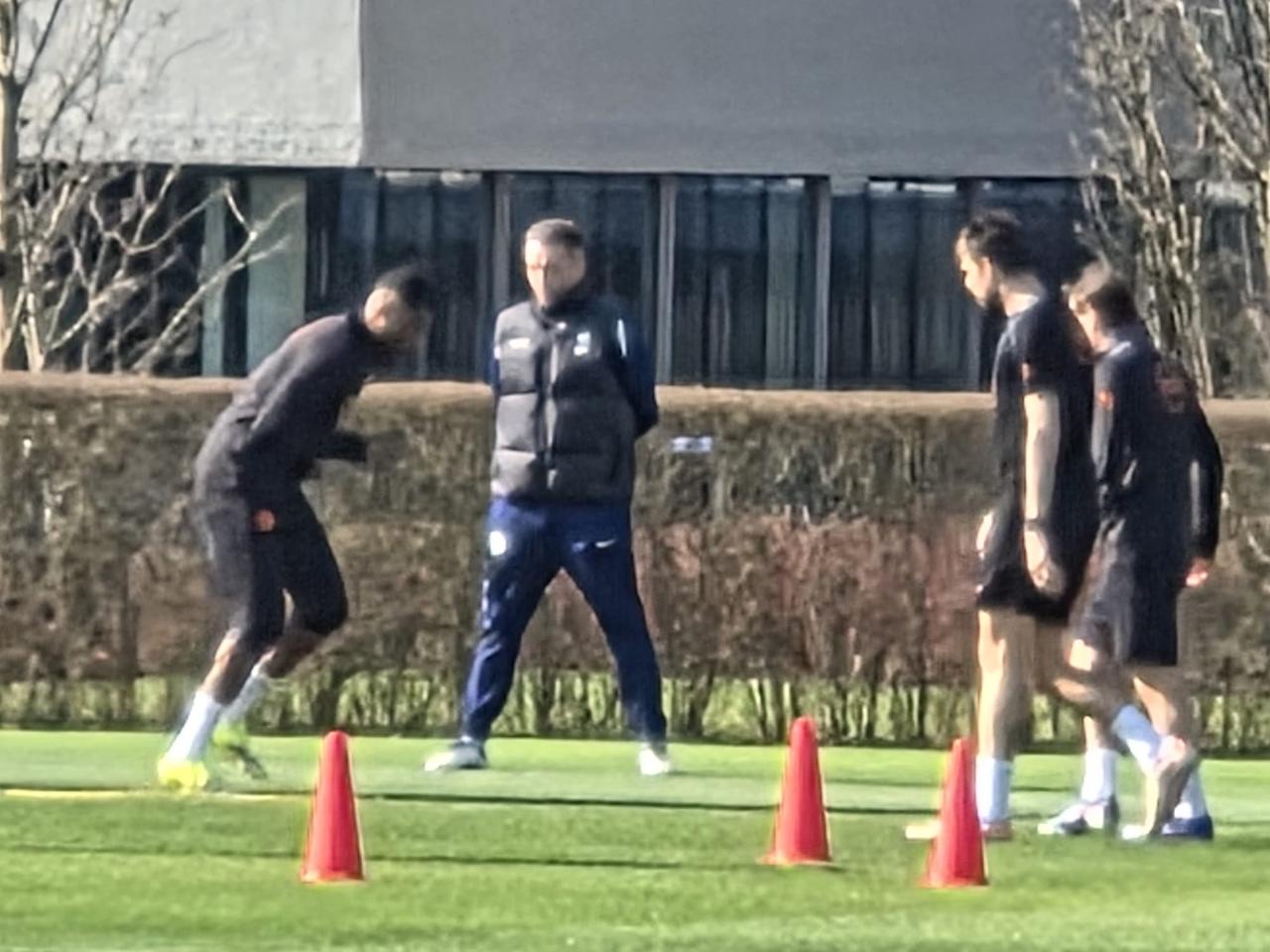 Dumfries si allena con compagni Inter